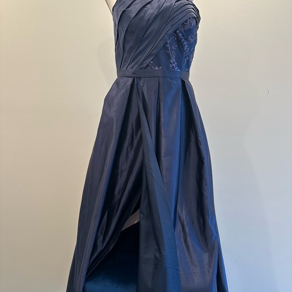Elegant Navy One-Shoulder Evening Dress - Picture 6 of 6